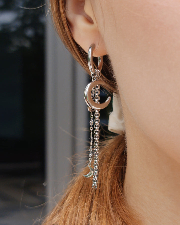 Enhypen Mismatched Moon and Star Earrings - Nikaneko