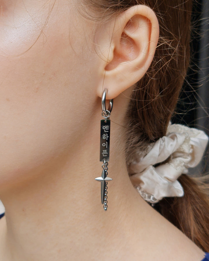 Enhypen Mismatched Moon and Star Earrings - Nikaneko