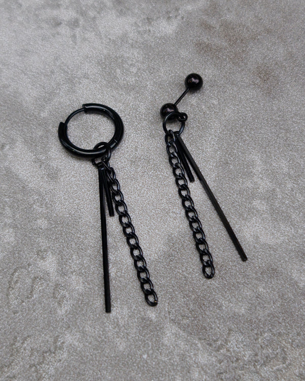 Mismatched Black Chain Rod Earrings - Nikaneko
