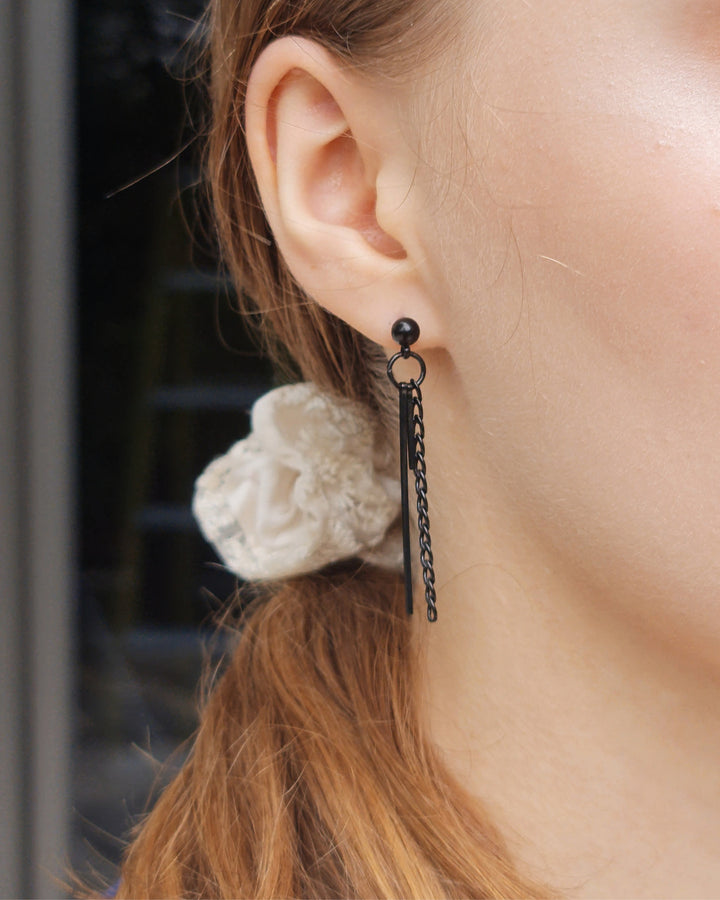 Mismatched Black Chain Rod Earrings - Nikaneko
